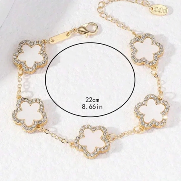 Elegant Five-Leaf Clover Cubic Zirconia bracelet - Picture 3 of 4